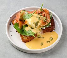 Яйцо Бенедикт на бриоши с лососем