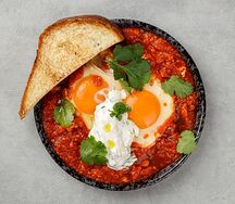 Шакшука с соусом дзадзики