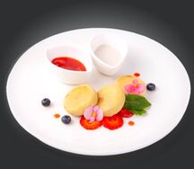 Сырники с клубничным джемом и сгущенкой веган