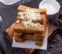 Гренки с чесноком и сыром