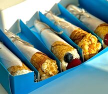 Набор трубочек с начинками крем-чиз и ягодами