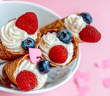 Трубочка с начинкой крем-чиз и сезонными ягодами