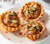 Корзиночка с карамелью и орехами