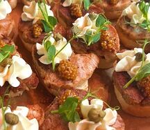 Брускетта с бужениной, каперсами и зернистой горчицей
