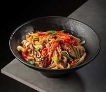 Вок с грибами и курицей