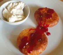 Сырники с малиновым соусом и сметаной