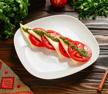 Сулугуни с помидорами и базиликом