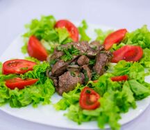 Теплый салат Тбили из куриной печени
