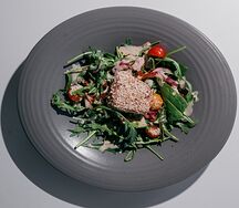 Салат с тунцом томатами и рукколой