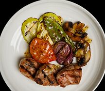 Медальоны из свинины с овощами гриль