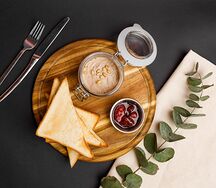 Куриный паштет с клубничным джемом и хрустящими тостами