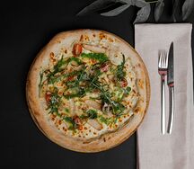 Пицца с курицей, томатами, соусом Песто и рукколой