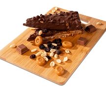 Вафля с карамелью, арахисом и изюмом