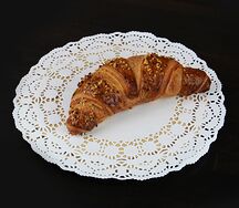 Круассан с шоколадом и орехом