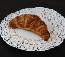 Круассан с малиной