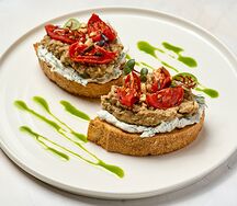 Брускетта с мягким сыром и печеным баклажаном