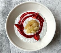 Рисовая каша на кокосовом молоке с печёными яблоками