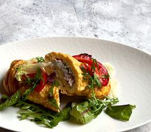 Французский омлет с ветчиной, сыром и томатной сальсой