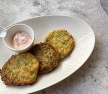 Оладьи из цукини со сметаной и икрой тобико 