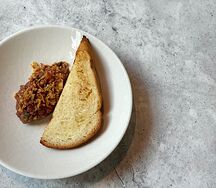 Тартар из говядины с каперсами и луком фри