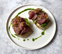 Брускетта с ростбифом, фирменным соусом и луком фри 