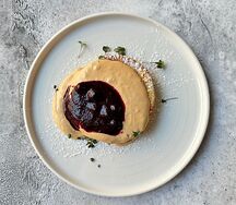 Творожная запеканка с муссом из топленого молока и черной смородиной