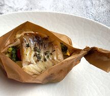 Филе трески с овощами и белым вином 