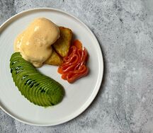 Хашбраун с форелью, яйцом пашот и авокадо