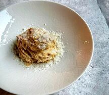 Спагетти карбонара с беконом и пармезаном 