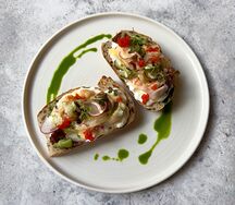 Брускетта с креветками, страчателлой и икрой тобико