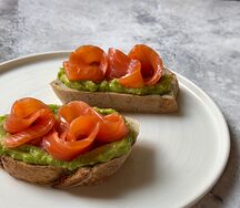 Авокадо-тост со слабосоленой форелью 