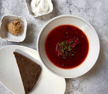 Борщ с томленой говядиной и сметаной 