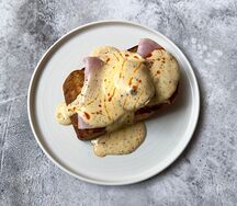 Бриошь с ветчиной, страчателлой, яйцом пашот