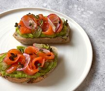 Брускетта со слабосоленой форелью и авокадо