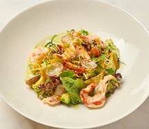 Салат с аргентинскими креветками, авокадо и соусом муретти