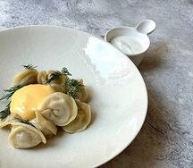 Домашние пельмени со сметаной и укропом