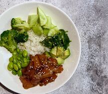 Поке с форелью, авокадо и эдамаме