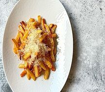 Картофель фри с пармезаном и трюфельным маслом
