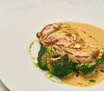 Куриная грудка с брокколи и соусом карри