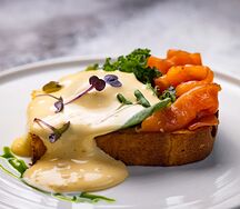 Бриошь с яйцом пашот, форелью и соусом голландез