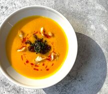 Крем-суп из тыквы с аргентинскими креветками и вялеными томатами