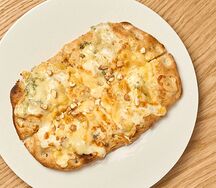 Римская пицца Моцарелла, горгонзола, чеддер