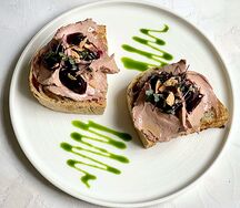 Брускетта с паштетом из индейки и черной смородиной