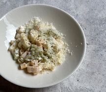 Макароны со сливочно-сырным соусом 