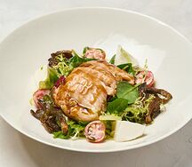 Салат с цыпленком, моцареллой и вешенками