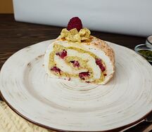 Меренговый рулет с малиной