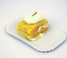 Блин лосось с яйцом пашот