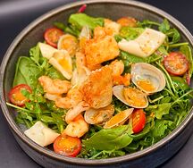 Салат с морепродуктами и жареным Бри