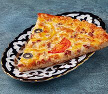 Пицца с колбасой