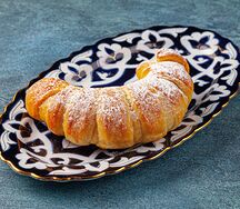 Булочка со сгущенкой и орехом